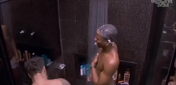  Big Brother Brasil - BBB - Homens Pelados tomando banho juntos